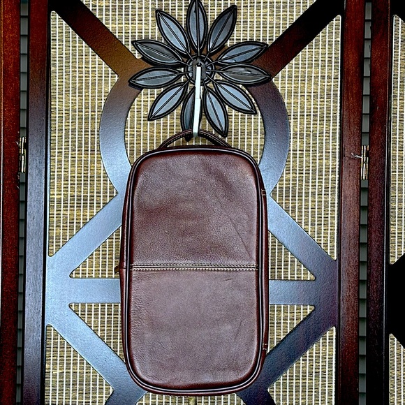 Awesome Men’s Leather Toiletry Shaving Bag by Hammacher Schlemmer - Picture 3 of 12